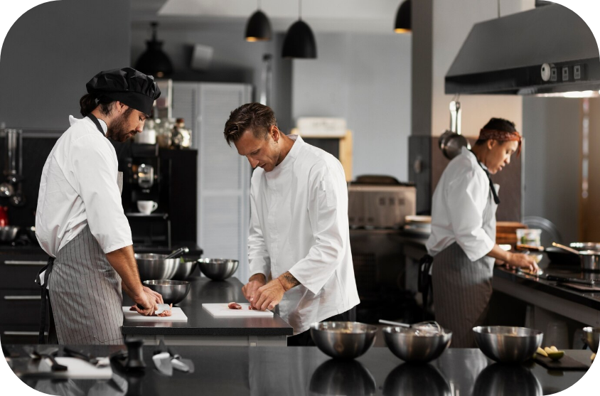 deux chefs de cuisine travaillant ensemble